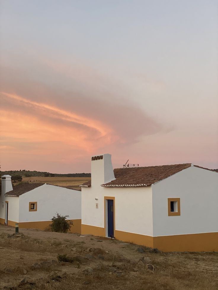 Fermes blanchies à la chaux sous un ciel de crépuscule, Alentejo