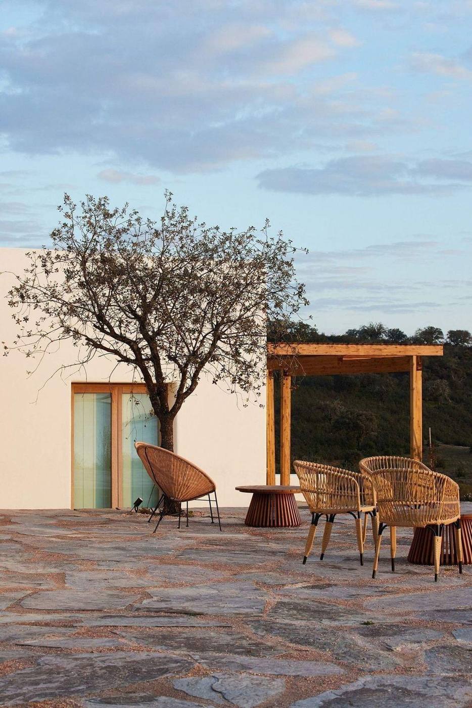 Une quinta blanchie et un arbre isolé sur une terrasse de pierre au crépuscule, Alentejo