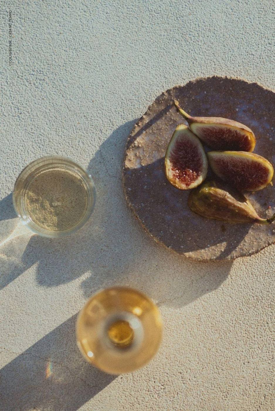 Figues fraîches et vin frais dans la lumière rasante de l'après-midi