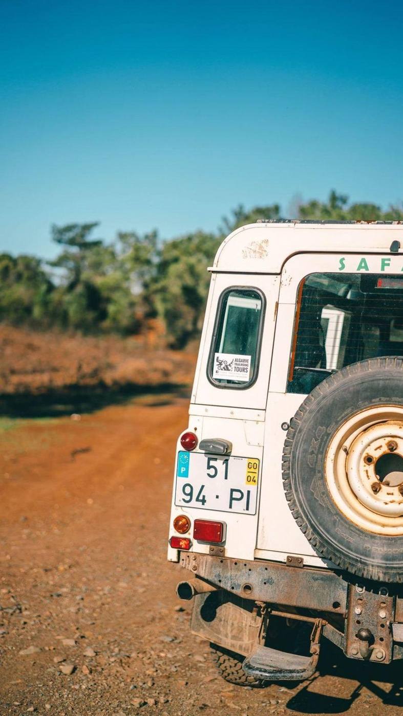 Un 4x4 sur les pistes de terre rouge de la Serra de Monchique