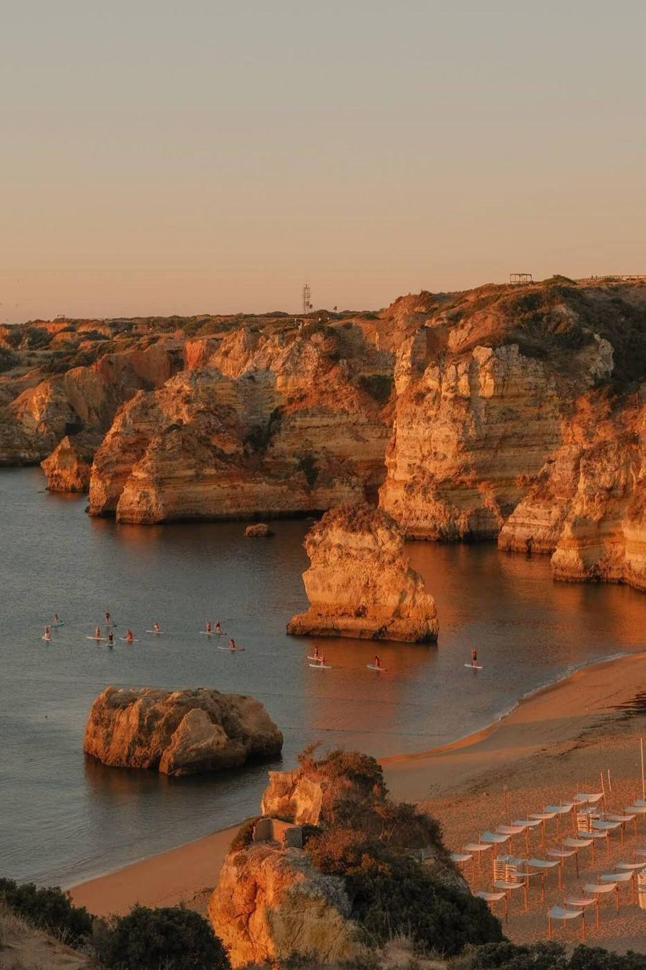 Falaises dorées et crique abritée au coucher du soleil, Algarve