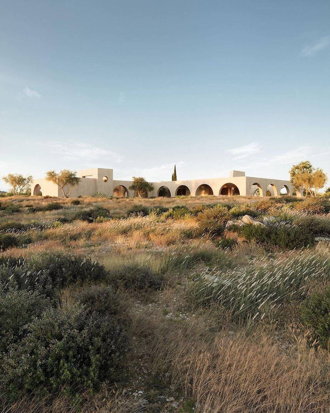 Une quinta basse à arches dans l'arrière-pays sauvage de l'Algarve