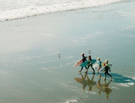 Surfeurs sur le sable humide