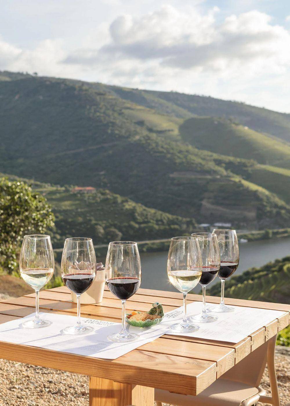 Des verres de porto et de vin sur une table dominant la vallée