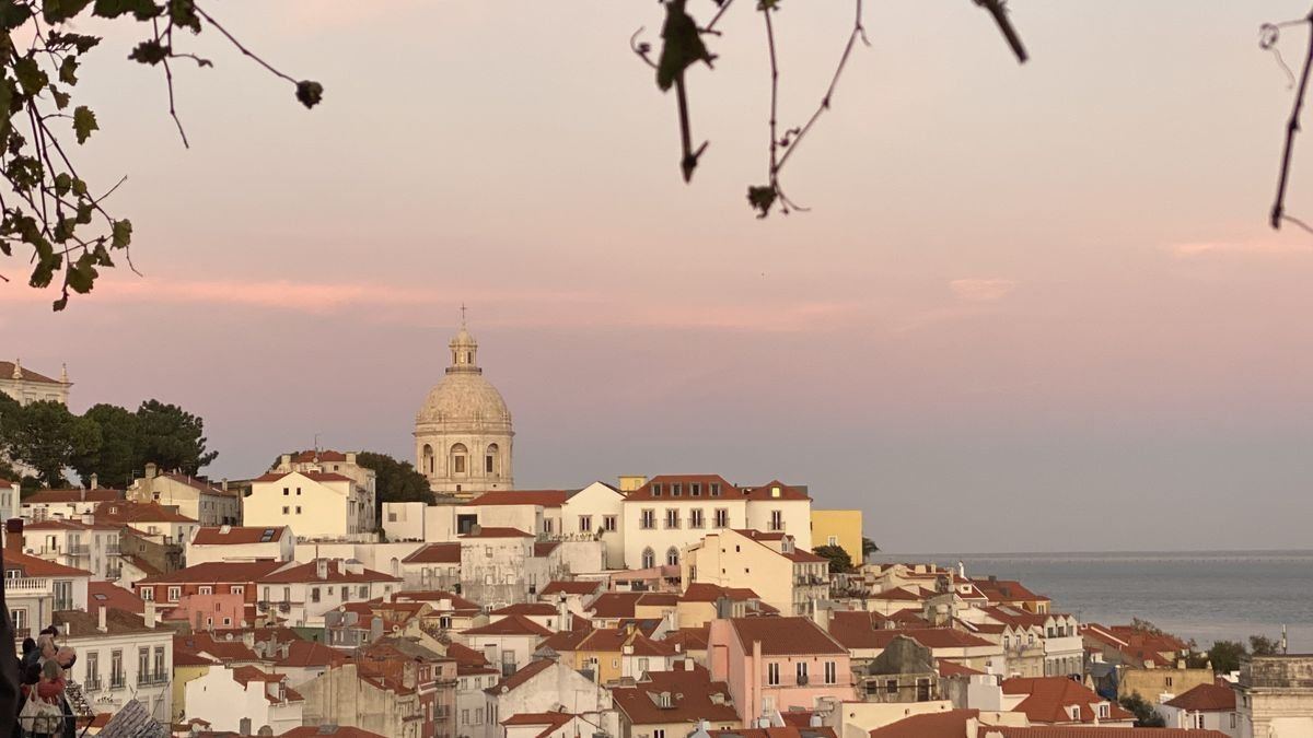 Les toits de l'Alfama et le dôme du Panthéon au crépuscule, Lisbonne