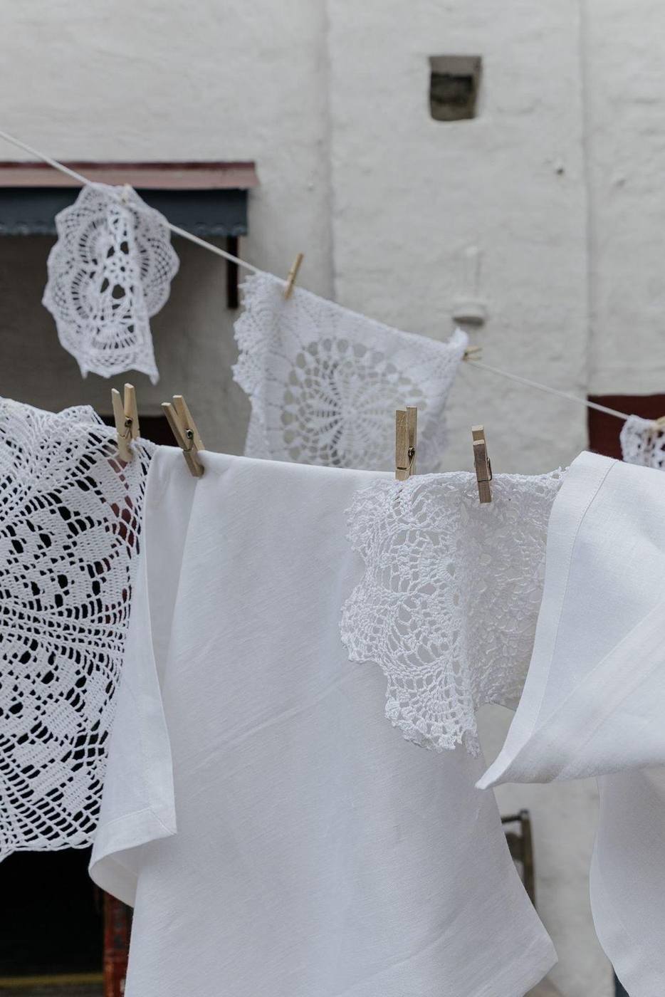 Linge de lin séchant contre un mur ensoleillé, Lisbonne