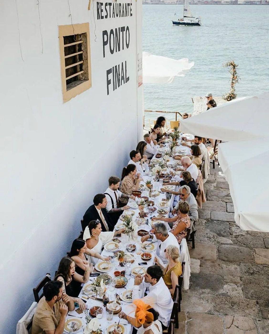 Une longue table au bord du Tage, au Ponto Final