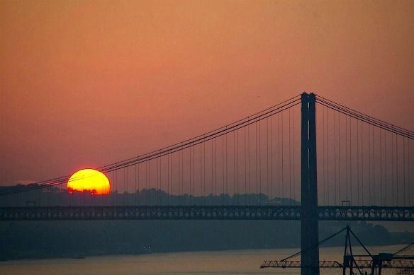 Le soleil se couchant sur le Tage près du pont du 25 avril, Lisbonne