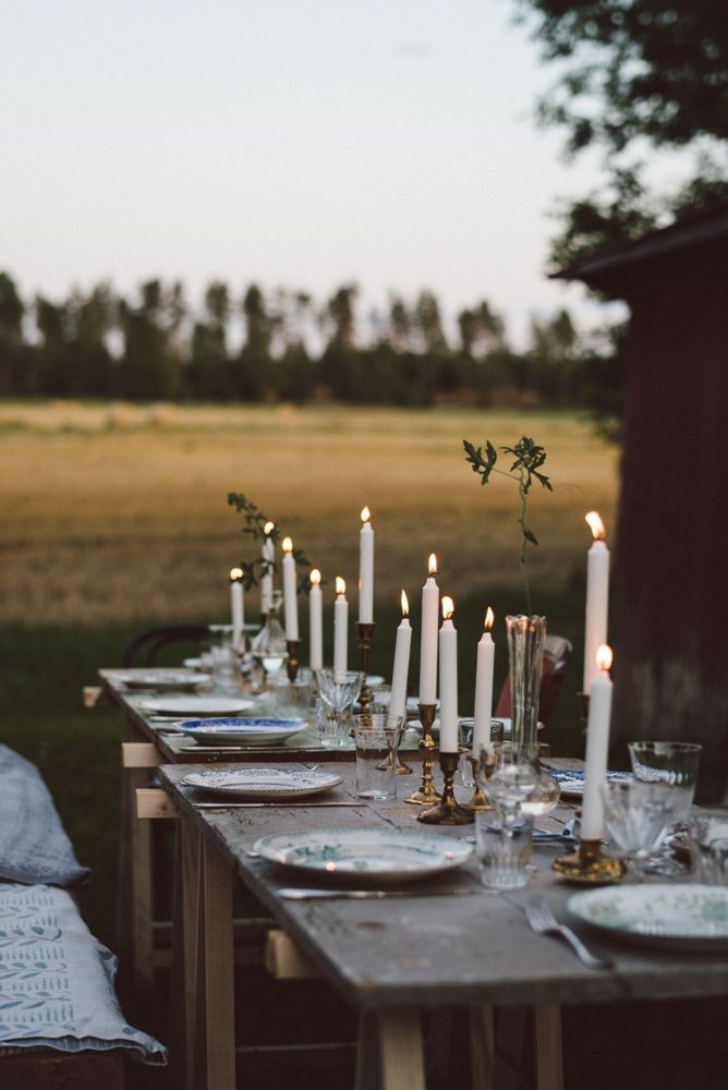 Table aux chandelles dressée dans un champ