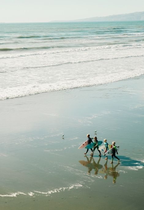 Surfeurs marchant le long du rivage